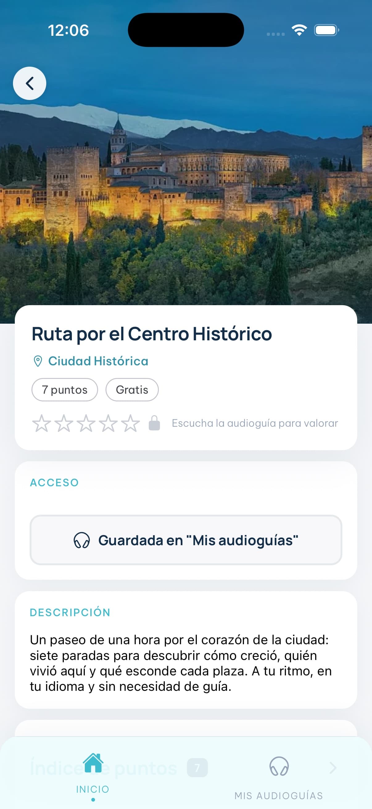 App de Audiloo en el móvil del visitante: la pantalla de una audioguía con su portada, la ciudad, el número de paradas y el acceso a la reproducción.